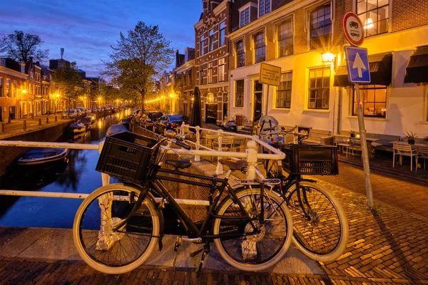 運河と夜の住宅。ハールレム、オランダ — ストック写真