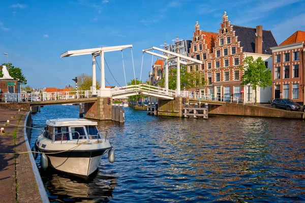 Řeku Spaarne s lodí a Gravestenenbrug mostem v Haarlem, Nizozemsko — Stock fotografie