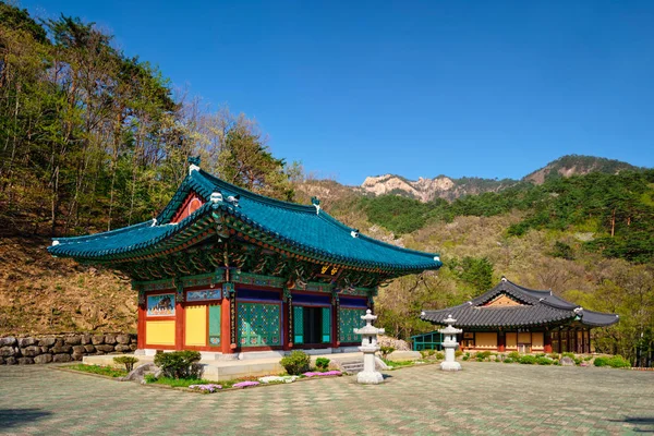 Templo Sinheungsa en el Parque Nacional Seoraksan, Soraksan, Corea del Sur — Foto de Stock