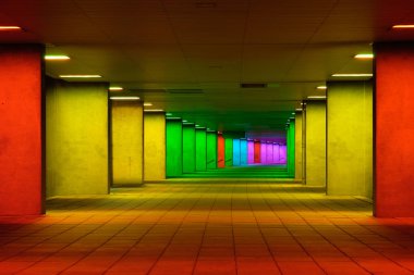 Renkli mulitcolord ışıklı Galeri tünel yakınındaki müze parkının, Rotterdam, Hollanda
