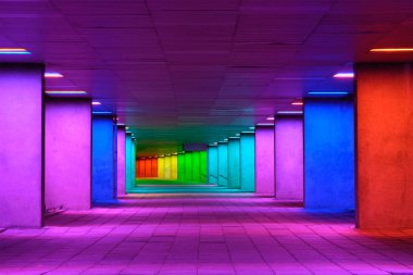 Renkli mulitcolord ışıklı Galeri tünel yakınındaki müze parkının, Rotterdam, Hollanda