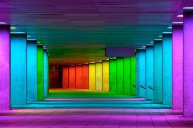 Renkli mulitcolord ışıklı Galeri tünel yakınındaki müze parkının, Rotterdam, Hollanda