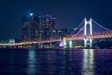 Gwangan Köprüsü ve gece gökdelenleri. Busan, Güney Kore