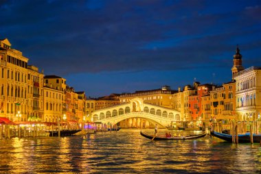 Rialto Köprüsü Ponte di Rialto büyük Kanal üzerinde gece, Venedik, İtalya