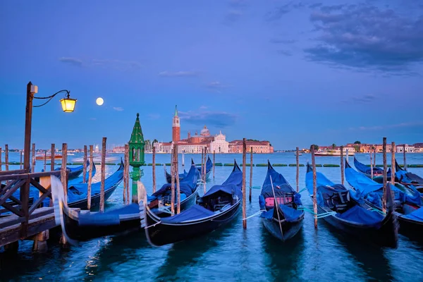 Iglesia San Giorgio Maggiore con luna llena. Venecia, Italia — Foto de Stock