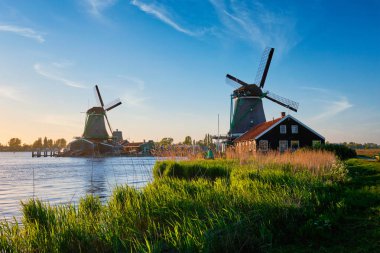 Gün batımında Hollanda 'daki Zaanse Schans' da yel değirmenleri. Zaandam, Hollanda