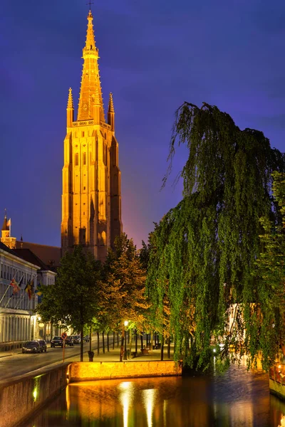 Церковь Богоматери и канал. Брюгге Брюгге, Бельгия — стоковое фото