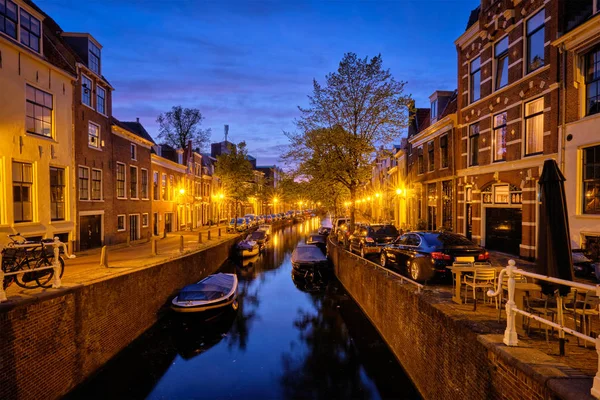 Canal e casas à noite. Haarlem, Países Baixos — Fotografia de Stock