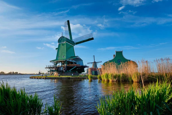 Szélmalmok a Zaanse Schans-ban Hollandiában naplementekor. Zaandam, Hollandia — Stock Fotó