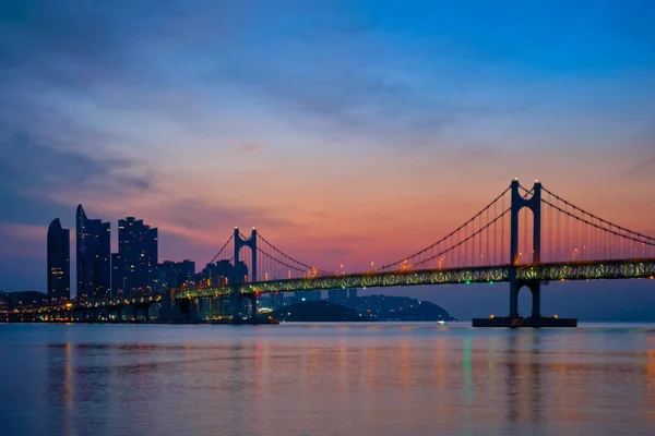 Gwangan most na východ slunce. Pusan, Jižní Korea — Stock fotografie