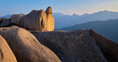 Ulsanbawi 'nin günbatımındaki kaya zirvesinden görüntü. Seoraksan Ulusal Parkı, Güney Kore
