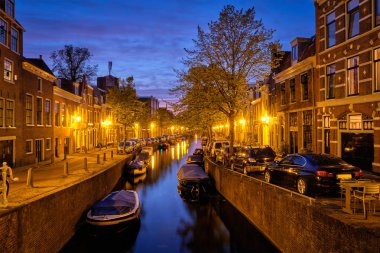 Kanal ve akşam evlerde. Haarlem, Hollanda