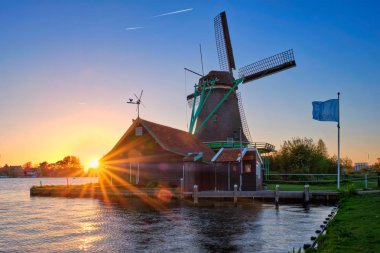 Gün batımında Hollanda 'daki Zaanse Schans' da yel değirmenleri. Zaandam, Hollanda