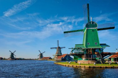 Gün batımında Hollanda 'daki Zaanse Schans' da yel değirmenleri. Zaandam, Hollanda