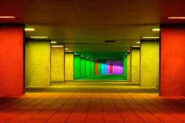 Renkli mulitcolord ışıklı Galeri tünel yakınındaki müze parkının, Rotterdam, Hollanda