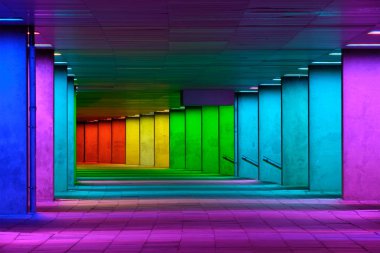 Renkli mulitcolord ışıklı Galeri tünel yakınındaki müze parkının, Rotterdam, Hollanda