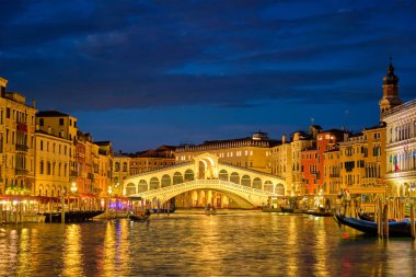 Rialto Köprüsü Ponte di Rialto büyük Kanal üzerinde gece, Venedik, İtalya