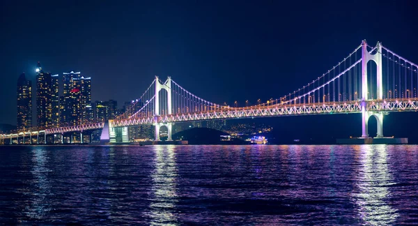 Gwangan Bridge und Wolkenkratzer in der Nacht. Busan, Südkorea — Stockfoto