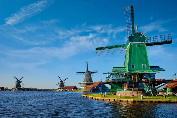 Gün batımında Hollanda 'daki Zaanse Schans' da yel değirmenleri. Zaandam, Hollanda — Stok fotoğraf