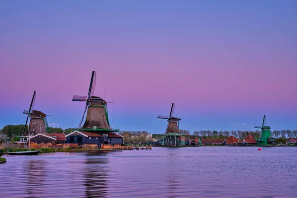 Windmolens bij Zaanse Schans in Nederland bij zonsondergang. Zaa — Stockfoto