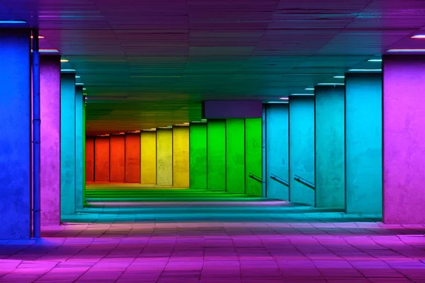 Bunt mehrfarbig beleuchteter Galerietunnel in der Nähe von Museumspark, Rotterdam, Niederlande — Stockfoto