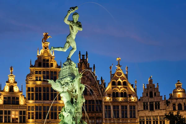 Antwerpen Grote Markt mit berühmter Brabo-Statue und Brunnen bei Nacht, Belgien — Stockfoto