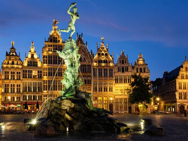 Antuérpia Grote Markt com famosa estátua e fonte de Brabo à noite, Bélgica — Fotografia de Stock