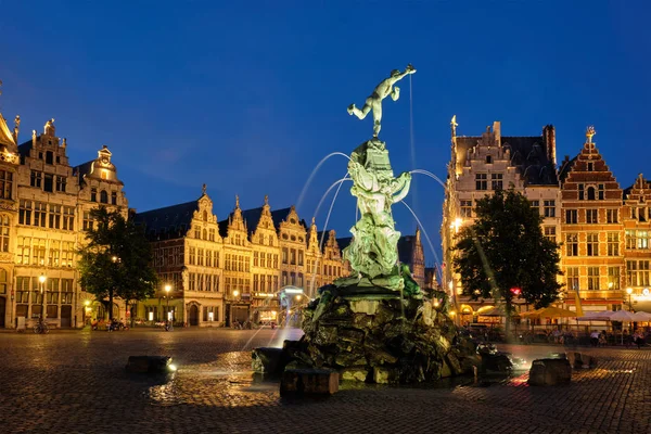 Antverpy Grote Markt se slavnou sochou a fontánou Brabo v noci, Belgie — Stock fotografie