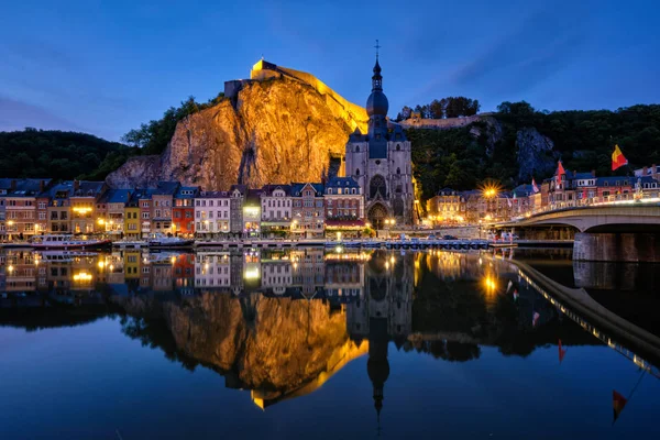 Vedere de noapte a orașului Dinant, Belgia — Fotografie, imagine de stoc