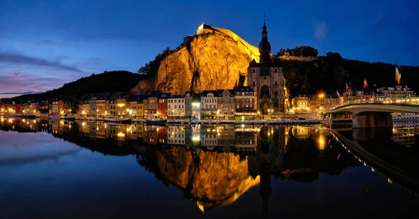 Noc panorama miasta Dinant, Belgia — Zdjęcie stockowe