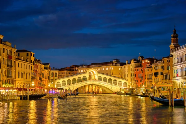 Rialto-bron Ponte di Rialto över Grand Canal nattetid i Venedig, Italien — Stockfoto