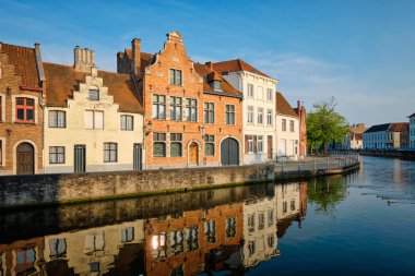 Kanal ve eski evler. Bruges Brugge, Belçika