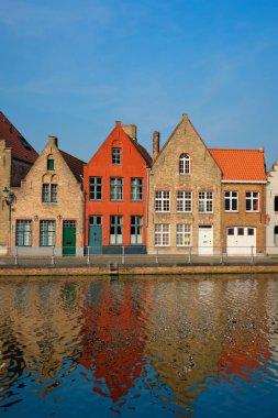 Kanal ve eski evler. Bruges Brugge, Belçika