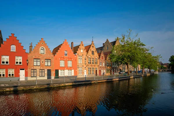 Canal e casas antigas. Bruges Brugge, Bélgica — Fotografia de Stock