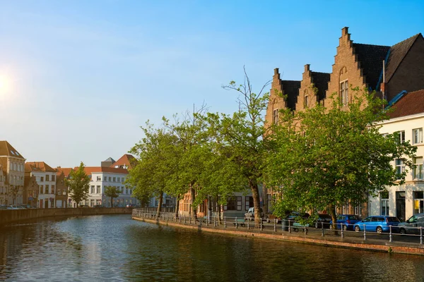 Kanál a staré domy. Bruges Brugge, Belgie — Stock fotografie