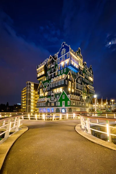 Hotel Inntel w Zaandam, oświetlone w nocy, Holandia — Zdjęcie stockowe