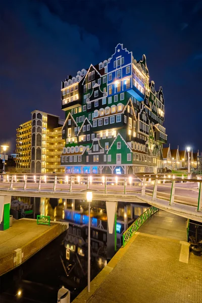 Hotel Inntel w Zaandam, oświetlone w nocy, Holandia — Zdjęcie stockowe