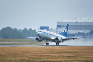 Minsk, Belarus 'taki Minsk Ulusal Havaalanı' ndaki uçak.