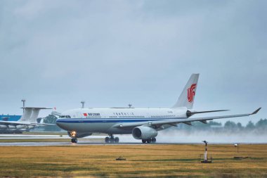 Minsk, Belarus 'taki Minsk Ulusal Havaalanı' ndaki uçak.