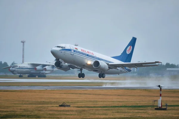 Vliegtuig in National Airport Minsk, Belarus — Stockfoto