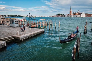 Gondol ve Saint Mark San Marco meydanıtarafından Venedik lagün