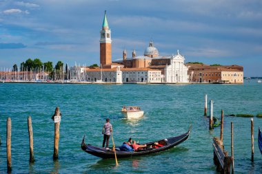 Gondol ve Saint Mark San Marco meydanıtarafından Venedik lagün