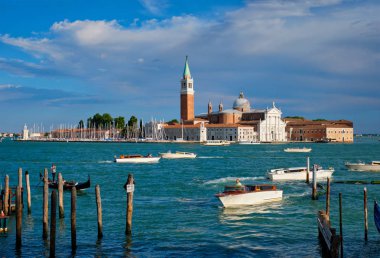 Gondol ve Saint Mark San Marco meydanıtarafından Venedik lagün