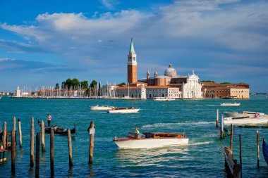 Gondol ve Saint Mark San Marco meydanıtarafından Venedik lagün