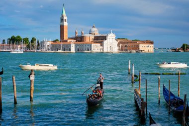 Gondol ve Saint Mark San Marco meydanıtarafından Venedik lagün
