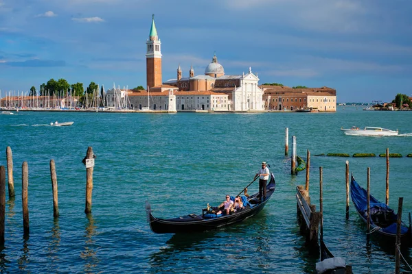 Gondels en in de lagune van Venetië door het plein Saint Mark San Marco — Stockfoto