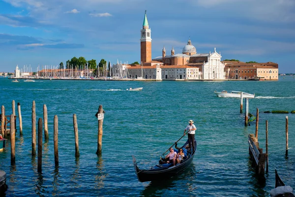 Gondels en in de lagune van Venetië door het plein Saint Mark San Marco — Stockfoto