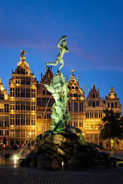 Amberes Grote Markt con famosa estatua de Brabo y fuente por la noche, Bélgica —  Fotos de Stock