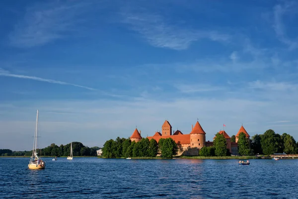 Castelo da Ilha de Trakai no lago Galve, Lituânia — Fotografia de Stock