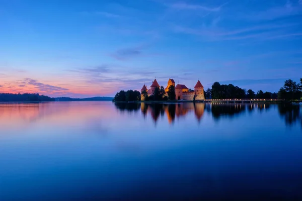 Schloss auf der Insel Trakai im See Galve, Litauen — Stockfoto